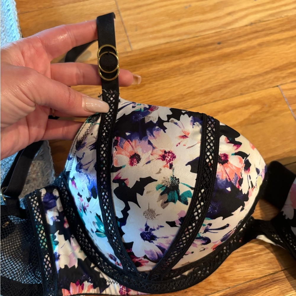Victoria secret add 2 cup gel bra. 32DD